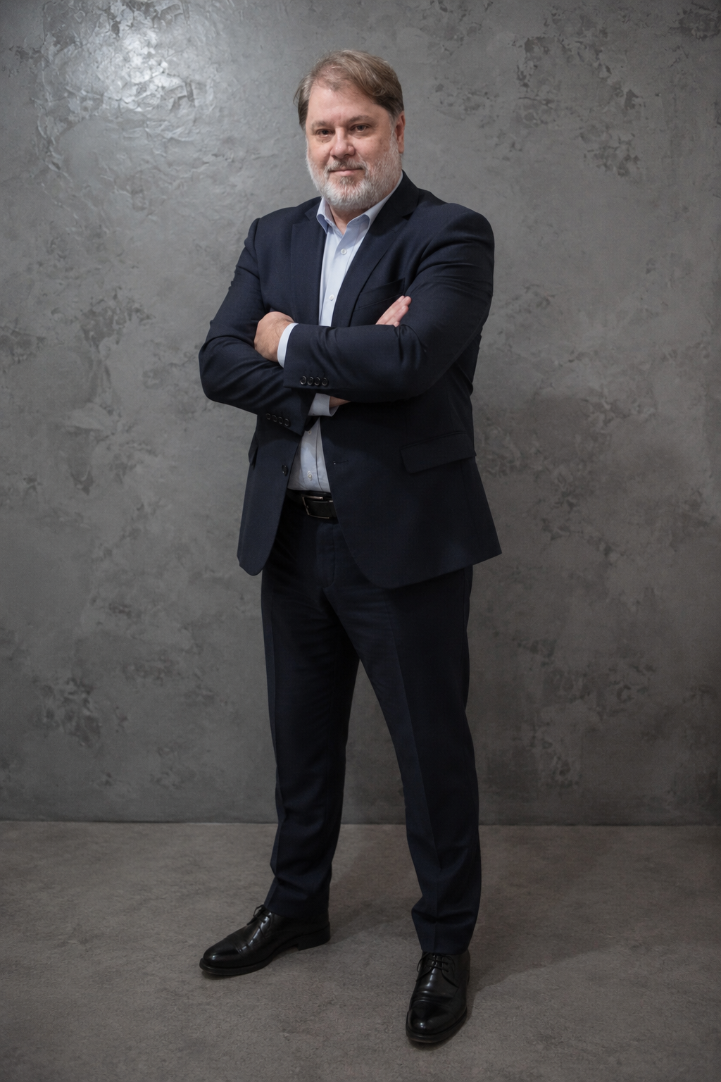 Matias Rein em traje executivo
